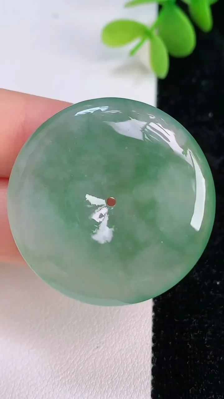 天然A货翡翠平安扣吊坠，尺寸35-6，重量:15.16g
7月14日