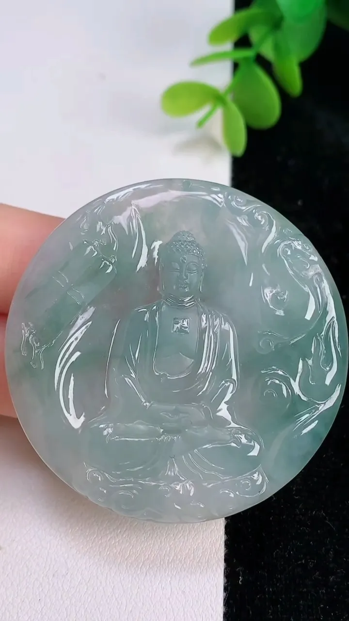 天然A货翡翠大日如来吊坠，尺寸48.7-5.4，重量:28.00g
7月14日