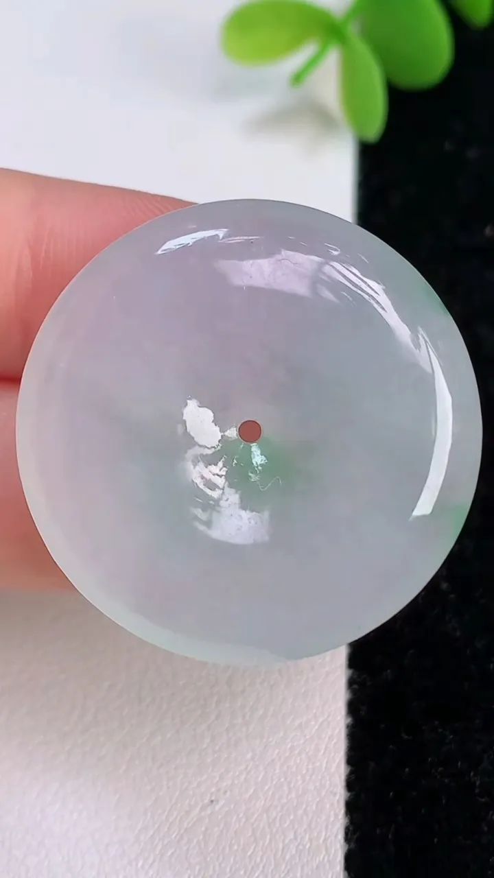天然A货翡翠平安扣吊坠，尺寸32.3-6，重量:12.62g
7月14日