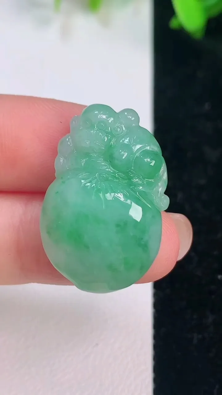 天然A货翡翠寿桃吊坠，尺寸27.6-18-7.3，重量:6.41g
7月14日