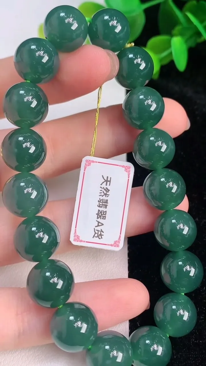 天然A货翡翠圆珠手串，尺寸11.7-18颗，重量:51.04g7月14日
工厂直销收藏佳品,种好水足，色泽均匀，有种有色，上手高大气！