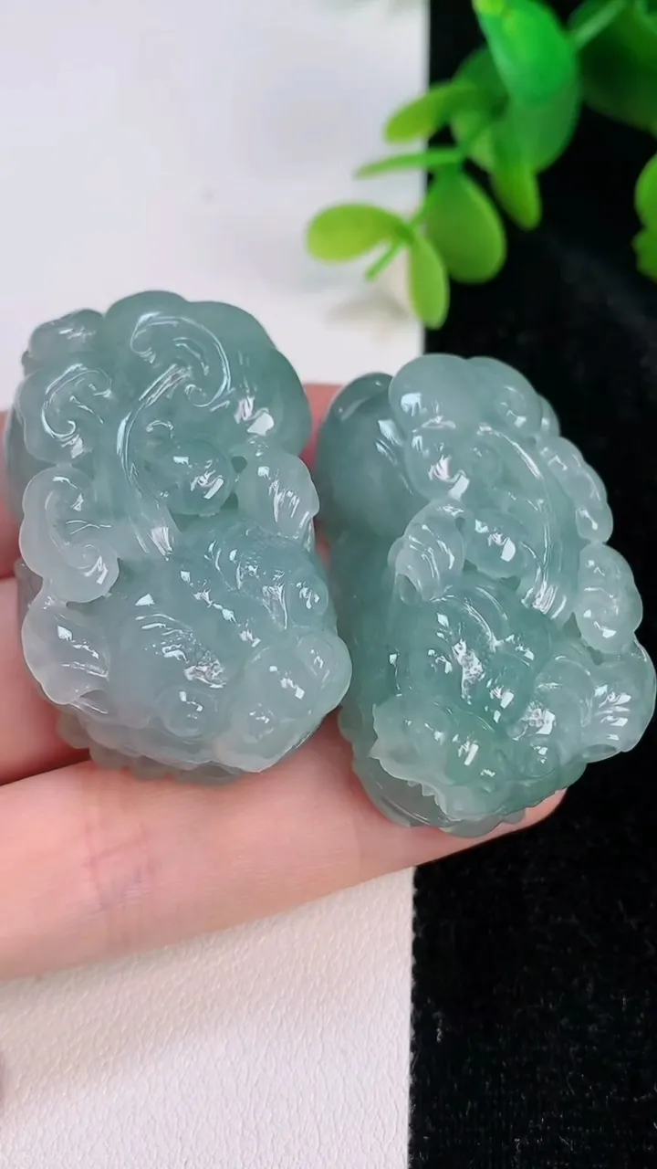 天然A货翡翠貔貅吊坠一对，尺寸43.4-26.6-17，重量:84.18g
7月14日
