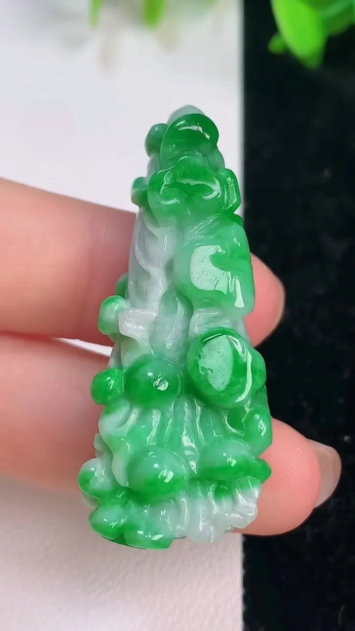 天然A货翡翠白菜吊坠，尺寸45.4-18.6-11.2，重量:14.18g
7月14日