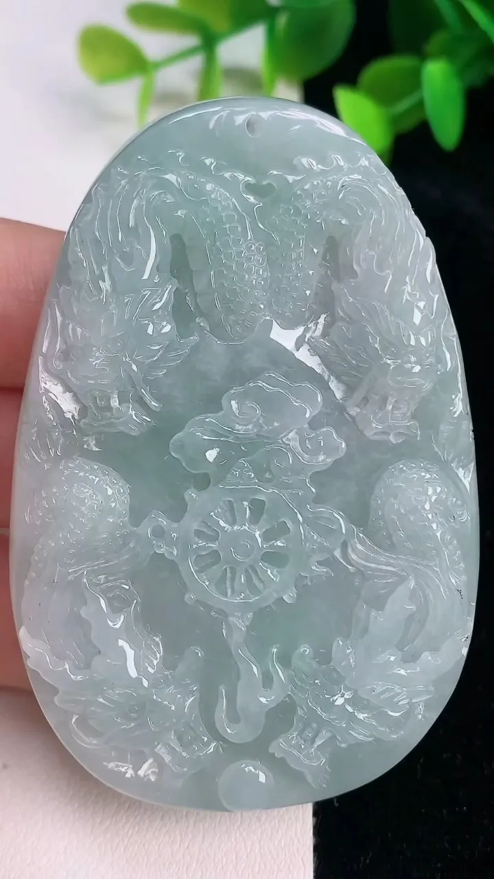 天然A货翡翠飘花九龙至尊 龙牌吊坠，尺寸69-46-9，重量:61.41g
7月14日