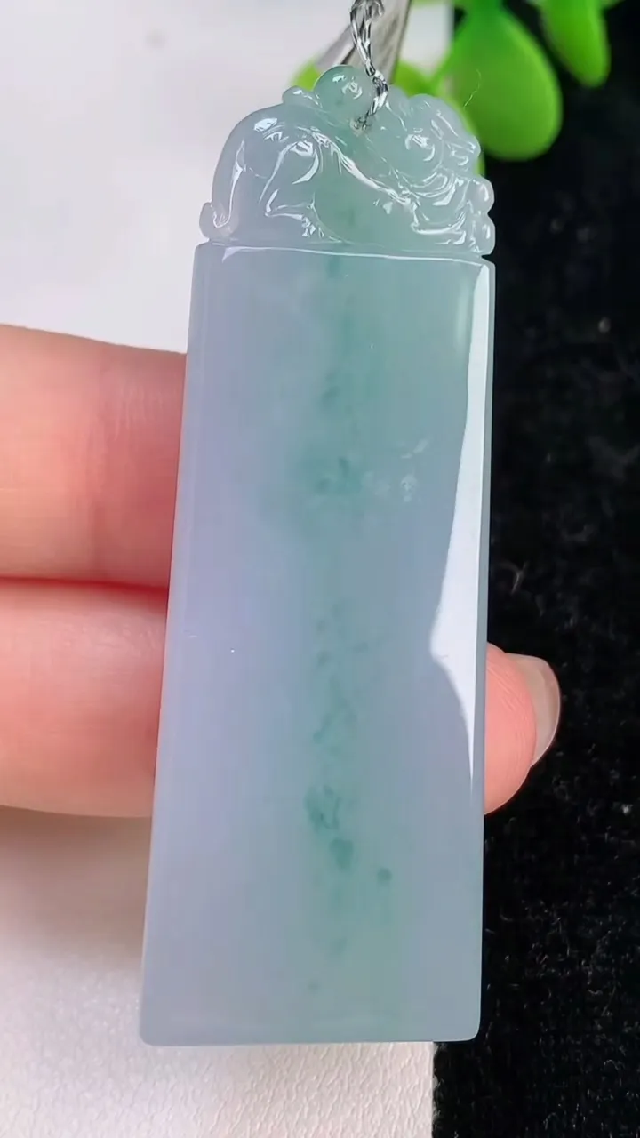 天然A货翡翠麒麟无事牌吊坠，尺寸58-20.4-7，重量:18.75g
7月14日