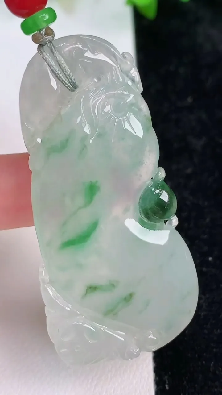 天然A货翡翠福瓜吊坠，尺寸55.5-27.2-6，重:19.60g
7月14日