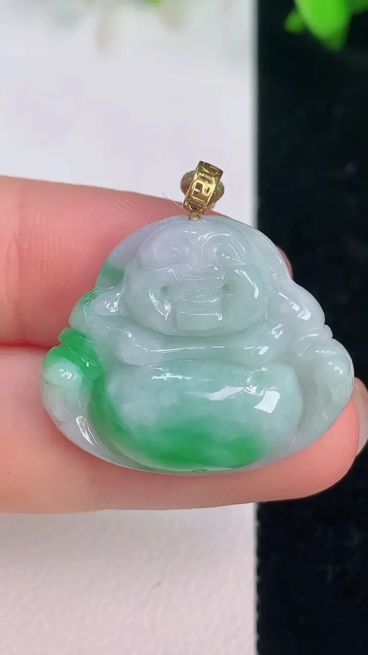 天然A货翡翠佛公吊坠，尺寸22.7-27.3-5.6，重量:4.89g
7月14日