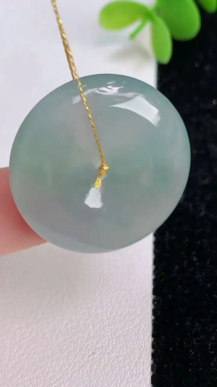 天然A货翡翠飘花平安扣吊坠，尺寸27.6-5.4，重量:8.59g
7月14日