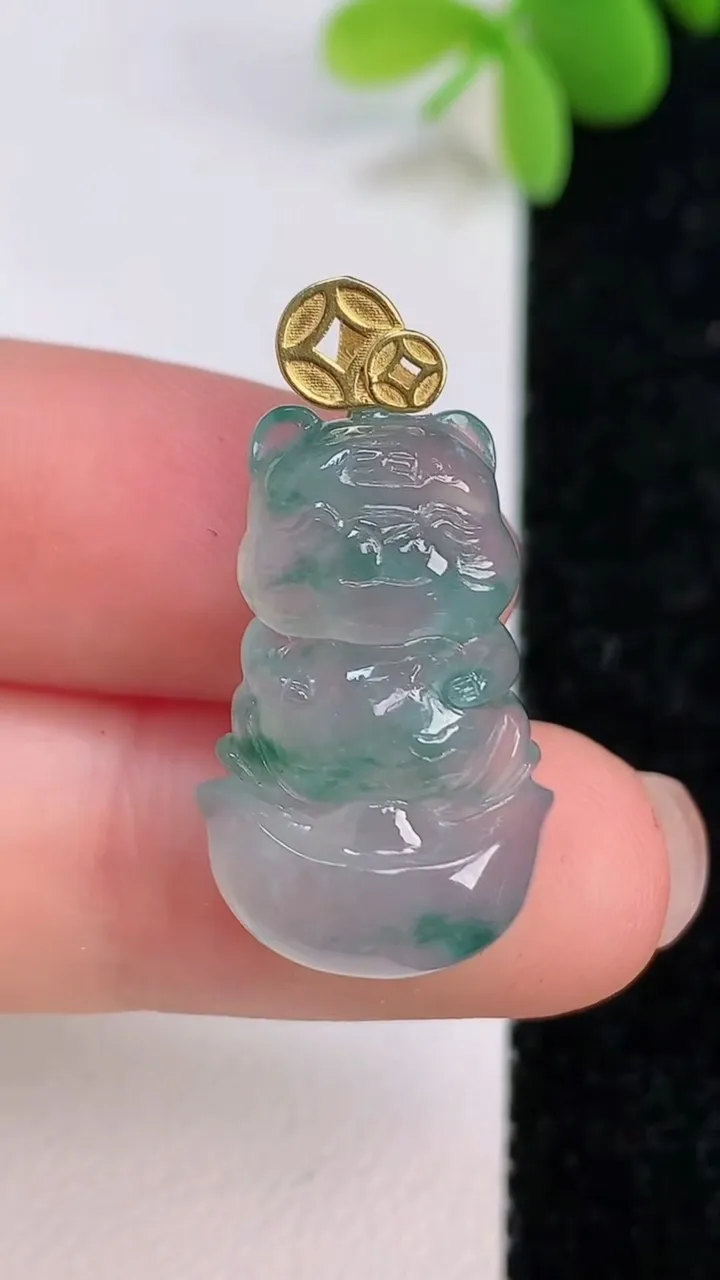 天然A货翡翠种飘花招财猫吊坠，尺寸23-13.2-6.2，重量:4.31g
7月14日