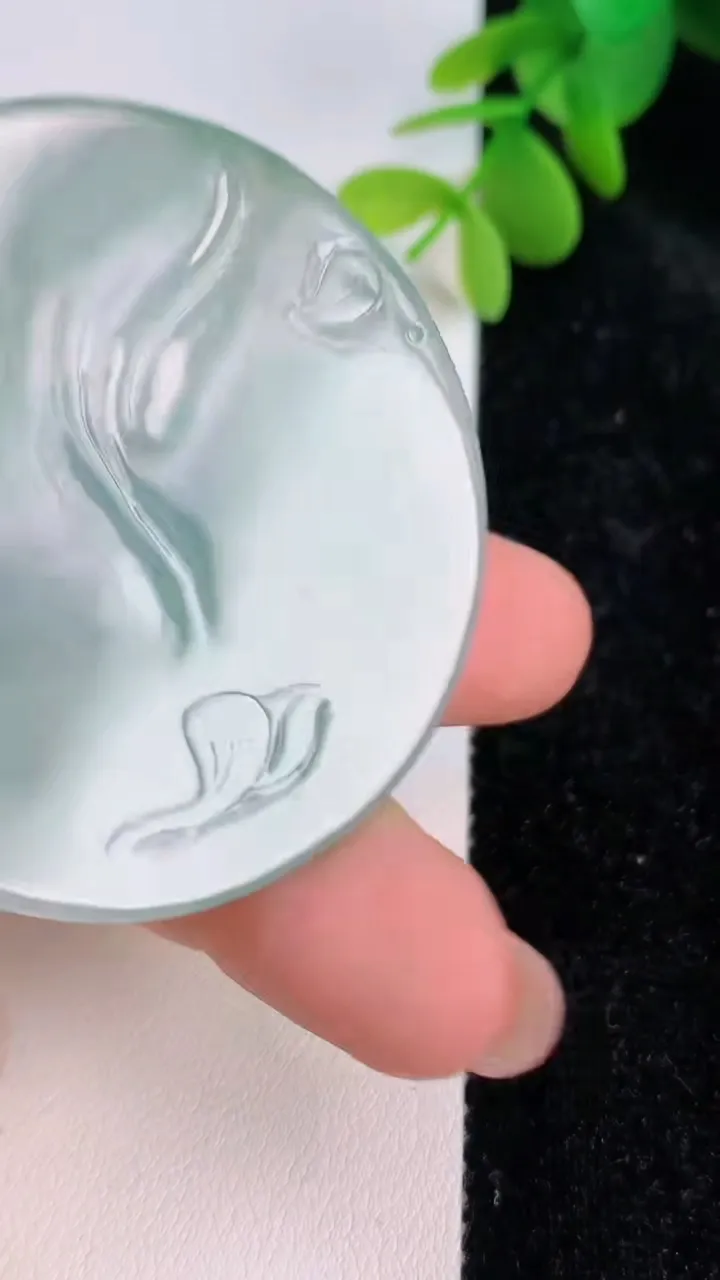 天然A货翡翠大日如来吊坠，尺寸48.7-5.4，重量:28.00g
7月14日