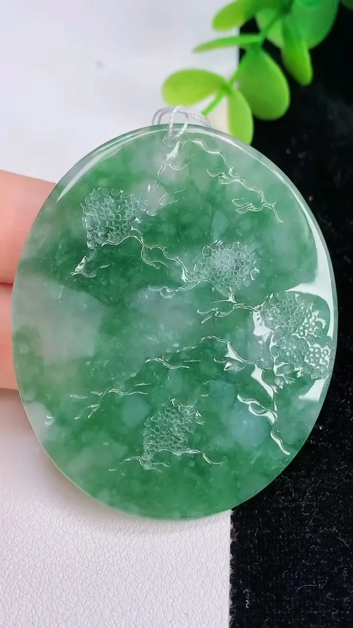 天然A货翡翠山水牌吊坠，尺寸55.4-47-5，重量:25.00g
7月14日