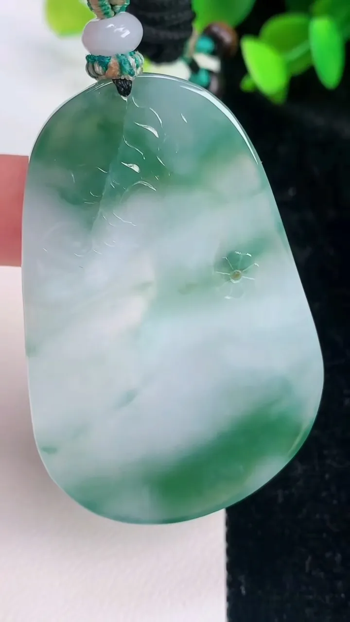 天然A货翡翠大势至观音菩萨吊坠，尺寸54.4-36.3-4.8，重量:21.00g
7月14日