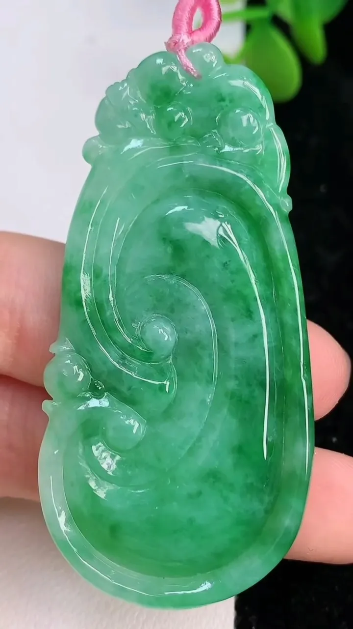 天然A货翡翠如意吊坠，尺寸60.3-29.8-6.4，重量:21.30g
7月14日