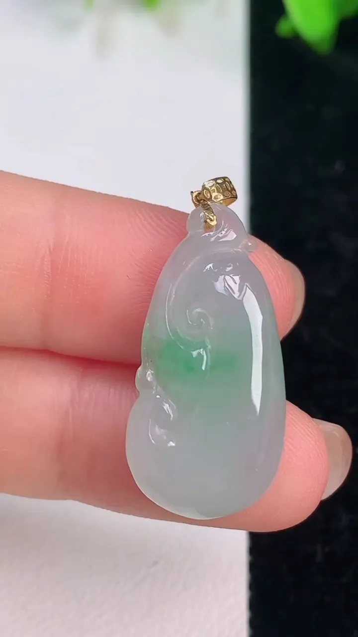 天然A货翡翠如意吊坠，尺寸27.4-13.7-5，重量:3.16g
7月14日