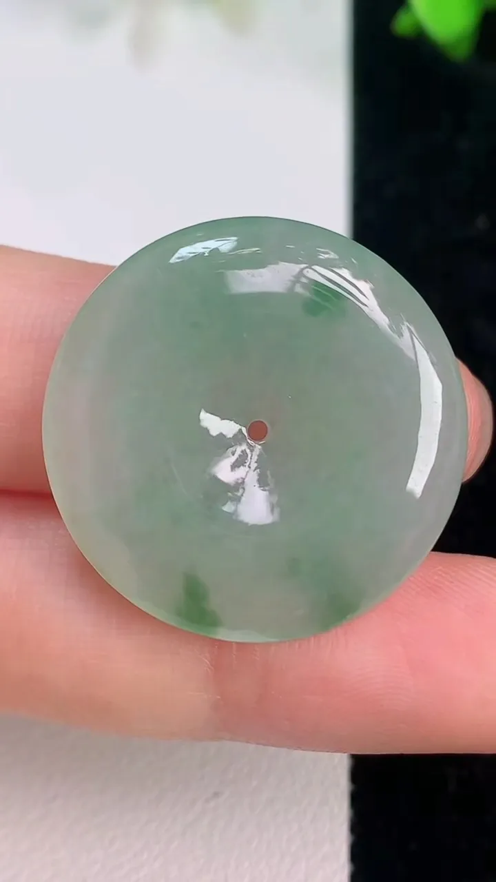 天然A货翡翠平安扣吊坠，尺寸27-4.5，重量:6.78g
7月14日