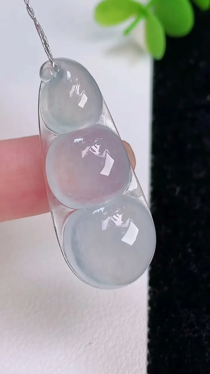 天然A货翡翠冰种福豆吊坠，尺寸35.8-15.5-5.7，重量:5.68g
7月14日