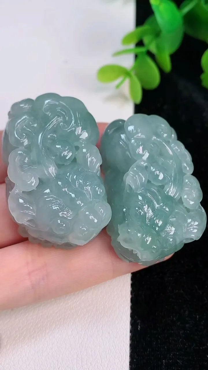 天然A货翡翠貔貅吊坠一对，尺寸43.4-26.6-17，重量:84.18g
7月14日
