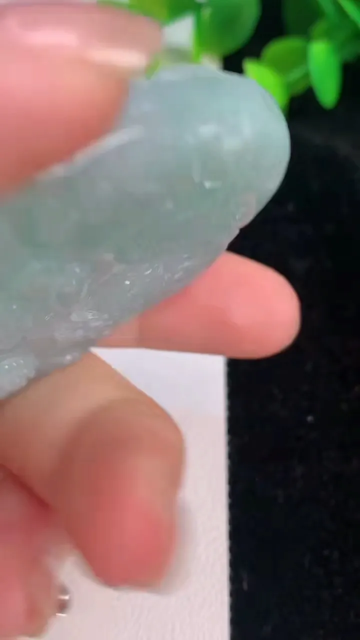 天然A货翡翠飘花九龙至尊 龙牌吊坠，尺寸69-46-9，重量:61.41g
7月14日