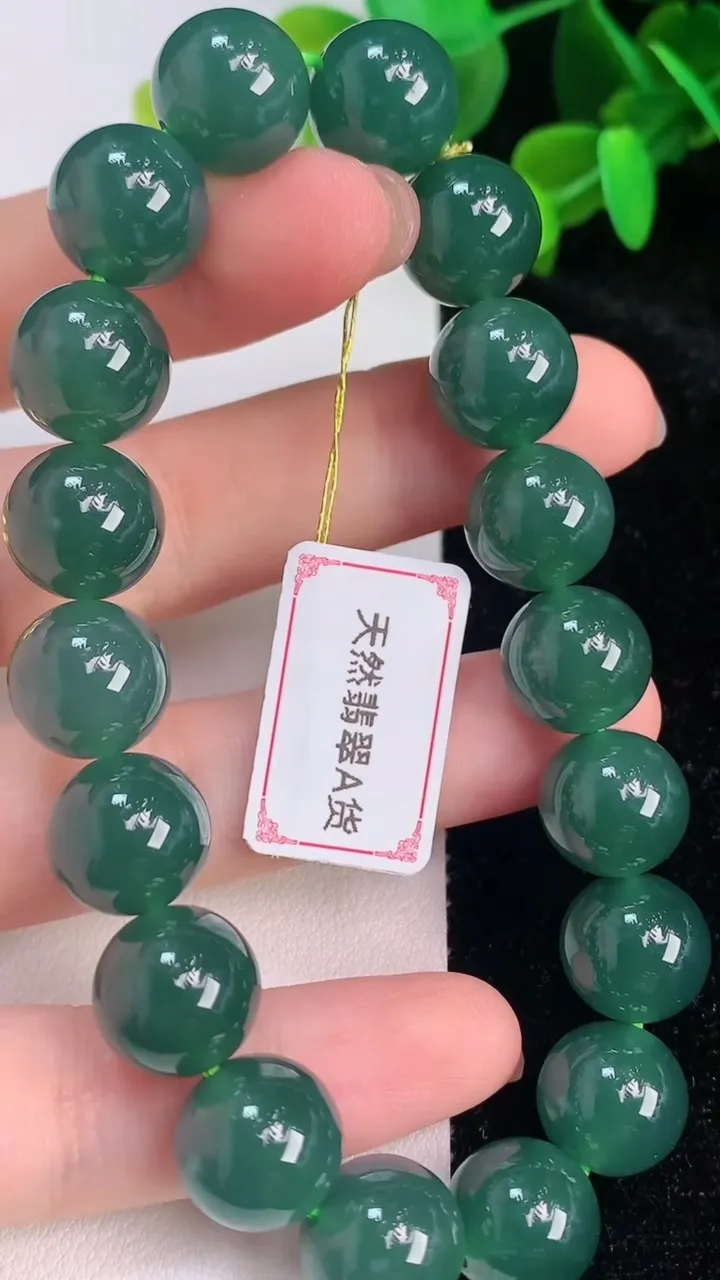 天然A货翡翠圆珠手串，尺寸11.7-18颗，重量:51.04g7月14日
工厂直销收藏佳品,种好水足