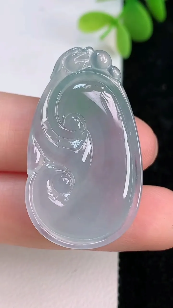天然A货翡翠飘花如意吊坠，尺寸37.8-21.7-6，重量:8.85g
7月14日