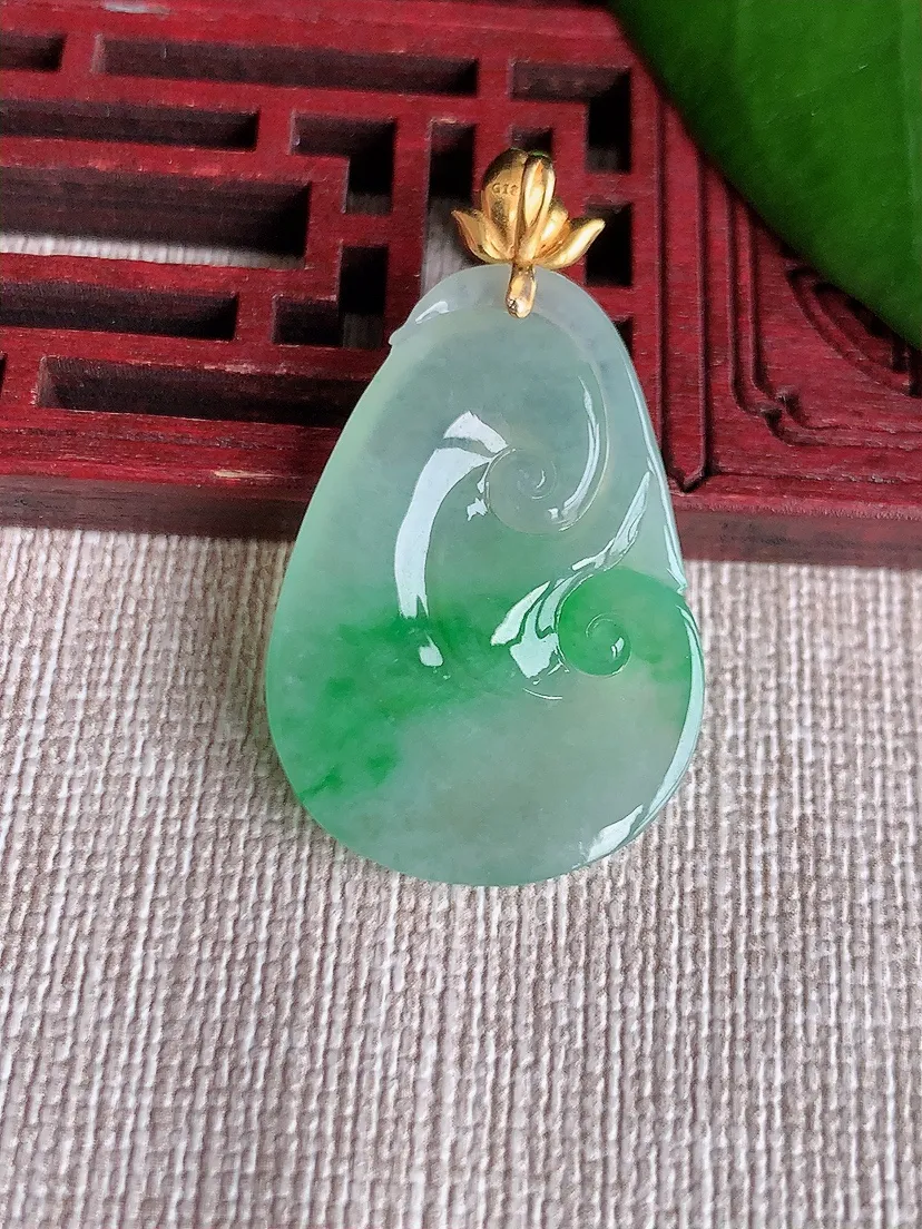 天然A货翡翠18K飘绿如意吊坠尺寸36.8×30×21×3.5m量4.67g 0713