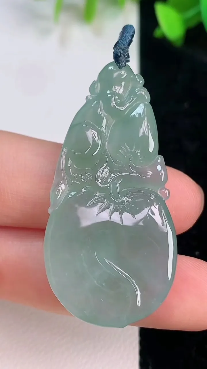 天然A货翡翠寿桃吊坠，尺寸44.6-22.2-6，重量:10.56g
7月14日