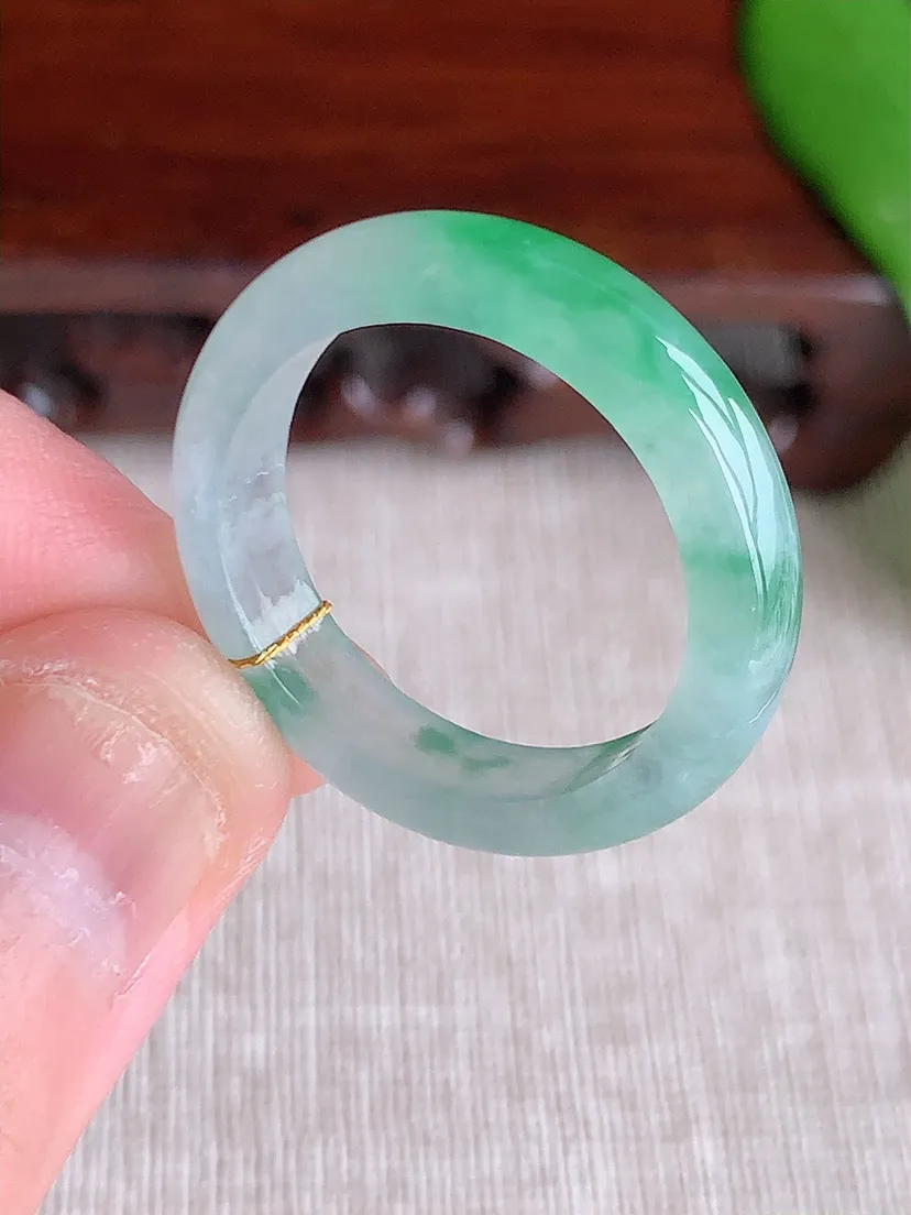 天然A货翡翠飘绿素面戒指尺寸20.4×5.3×3m量3.84g 0713