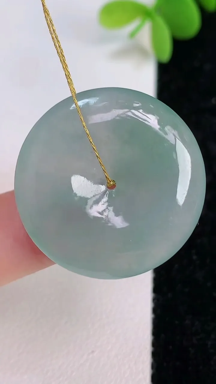 天然A货翡翠飘花平安扣吊坠，尺寸27.6-5.4，重量:8.59g
7月14日