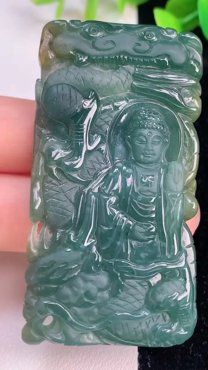 天然A货翡翠大日如来吊坠，尺寸63.2-34-7，重量:34.17g
7月14日