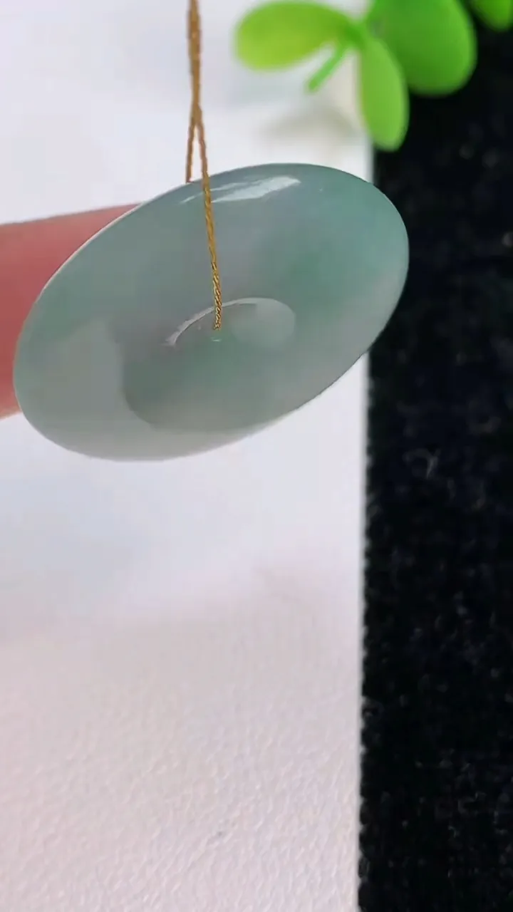 天然A货翡翠飘花平安扣吊坠，尺寸27.6-5.4，重量:8.59g
7月14日
