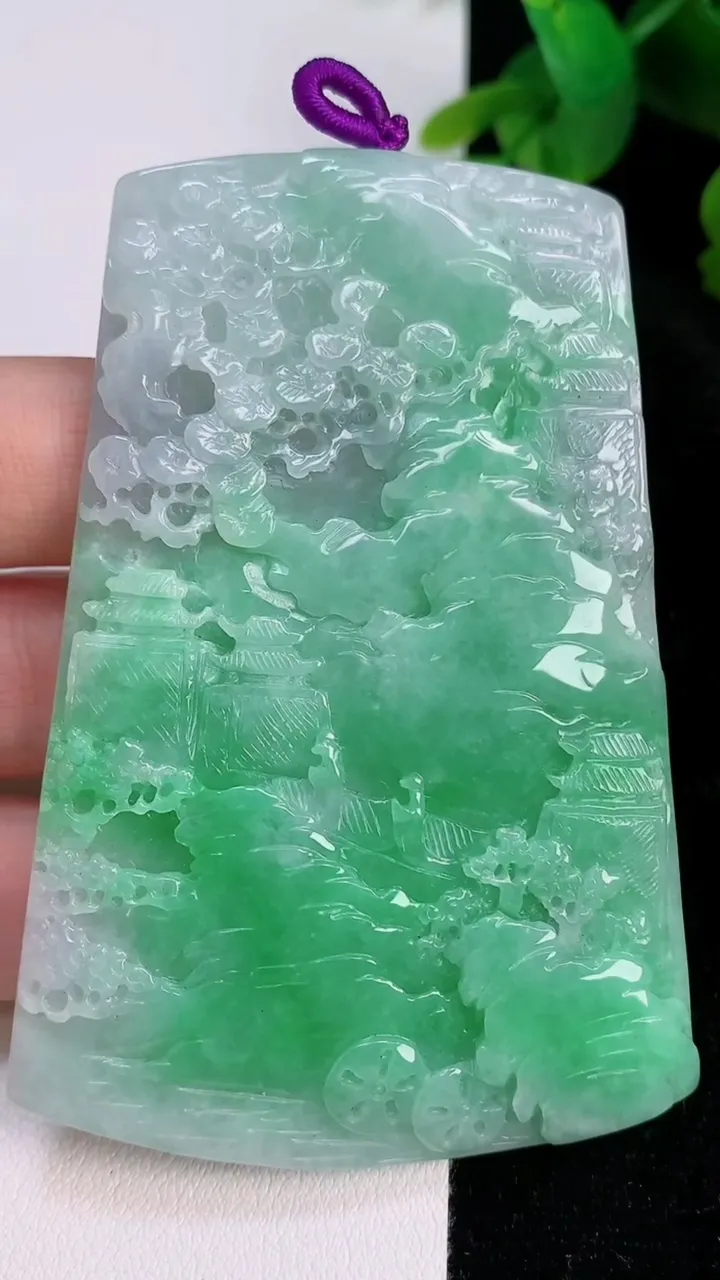 天然A货翡翠山水牌吊坠，尺寸77-53-5.9，重量:51.55g
7月14日