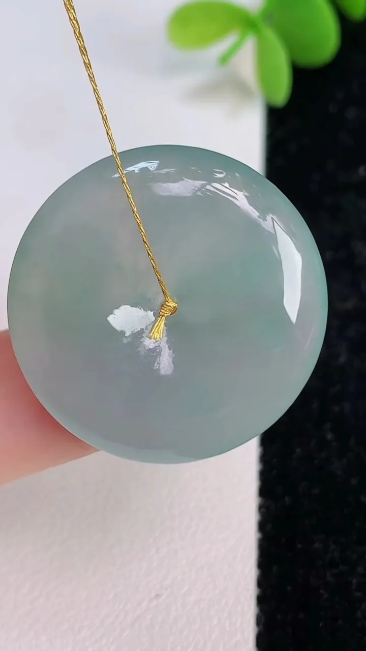 天然A货翡翠飘花平安扣吊坠，尺寸27.6-5.4，重量:8.59g
7月14日