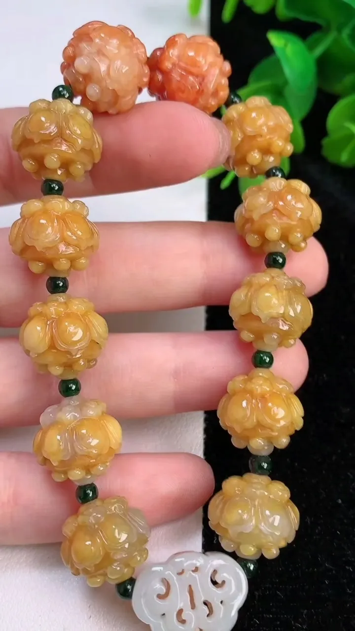 天然A货翡翠双彩花珠手串，尺寸13.3-11.3，重量:54.19g7月14日
工厂直销收藏佳品,种好水足，色泽均匀，有种有色，上手高大气！
