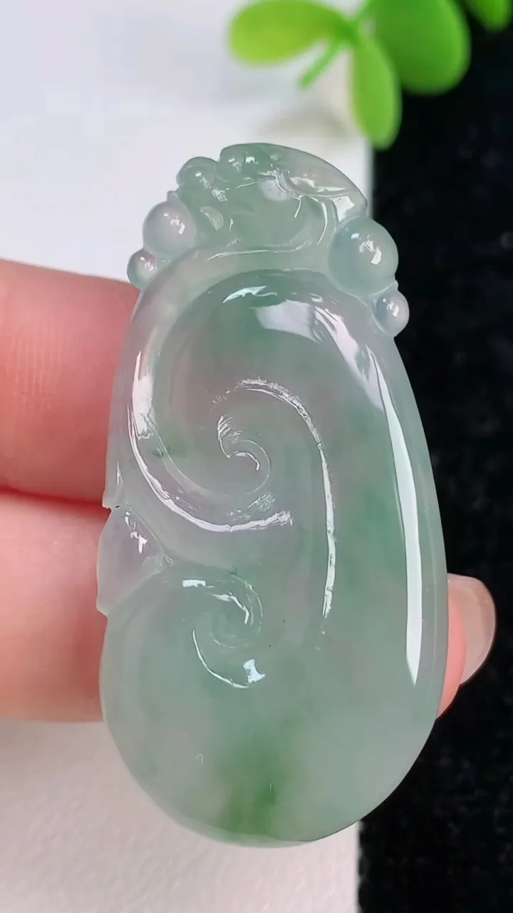 天然A货翡翠如意吊坠，尺寸43.4-21.8-4.5，重量:9.44g
7月14日