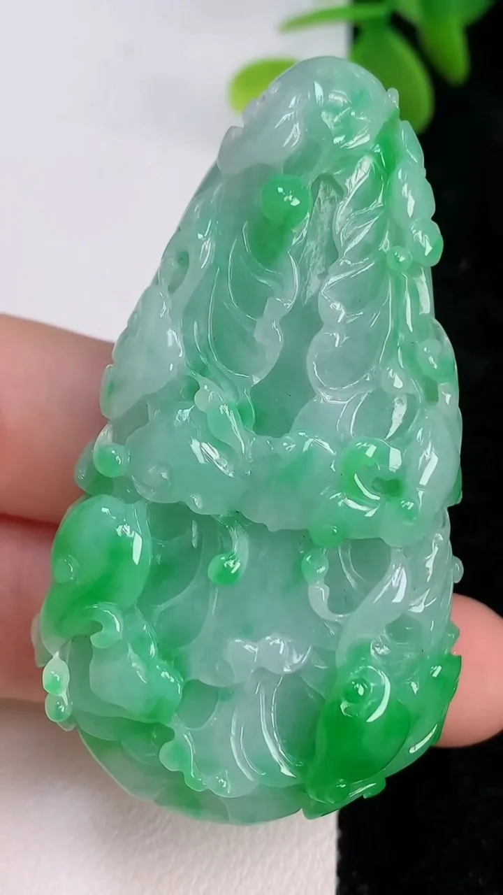 天然A货翡翠白菜吊坠，尺寸59.3-34-13.6，重量:41.80g
7月14日