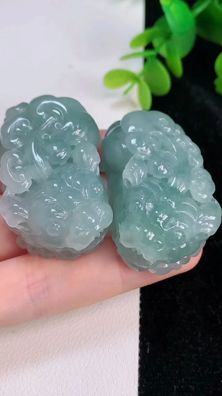 天然A货翡翠貔貅吊坠一对，尺寸43.4-26.6-17，重量:84.18g
7月14日