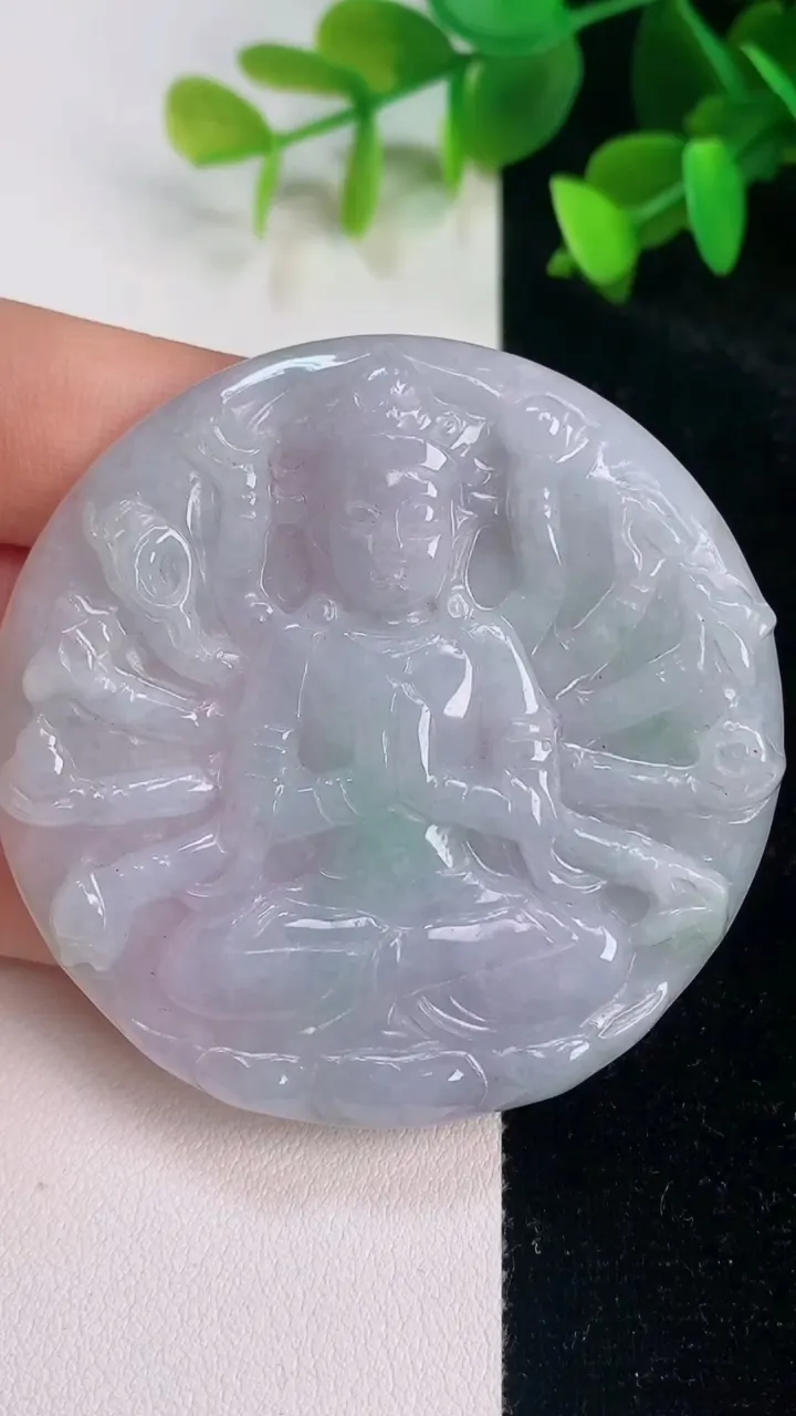 天然A货翡翠千手观音吊坠，尺寸55.8-5.5，重量:32.56g
7月14日