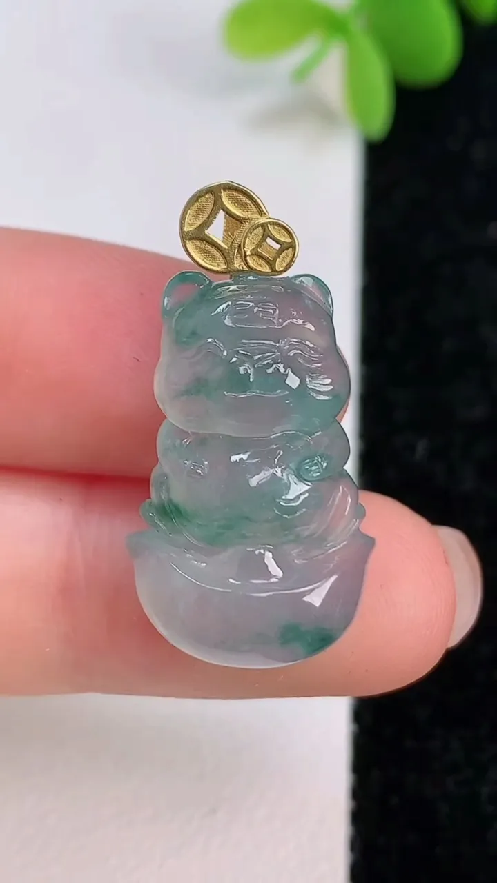 天然A货翡翠种飘花招财猫吊坠，尺寸23-13.2-6.2，重量:4.31g
7月14日