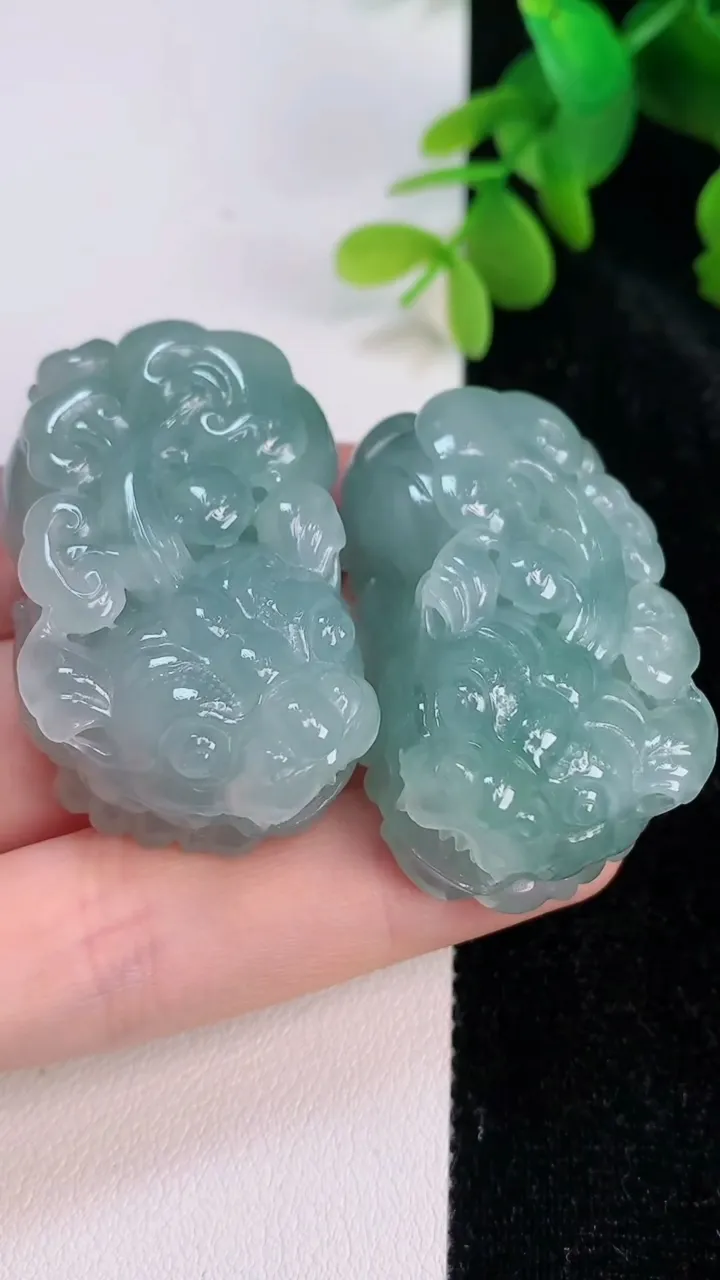 天然A货翡翠貔貅吊坠一对，尺寸43.4-26.6-17，重量:84.18g
7月14日