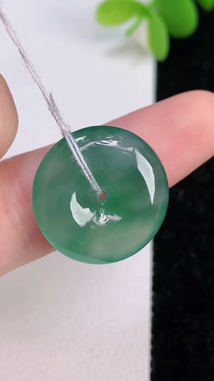 天然A货翡翠平安扣吊坠，尺寸19-4.3，重量:3.29g
7月14日