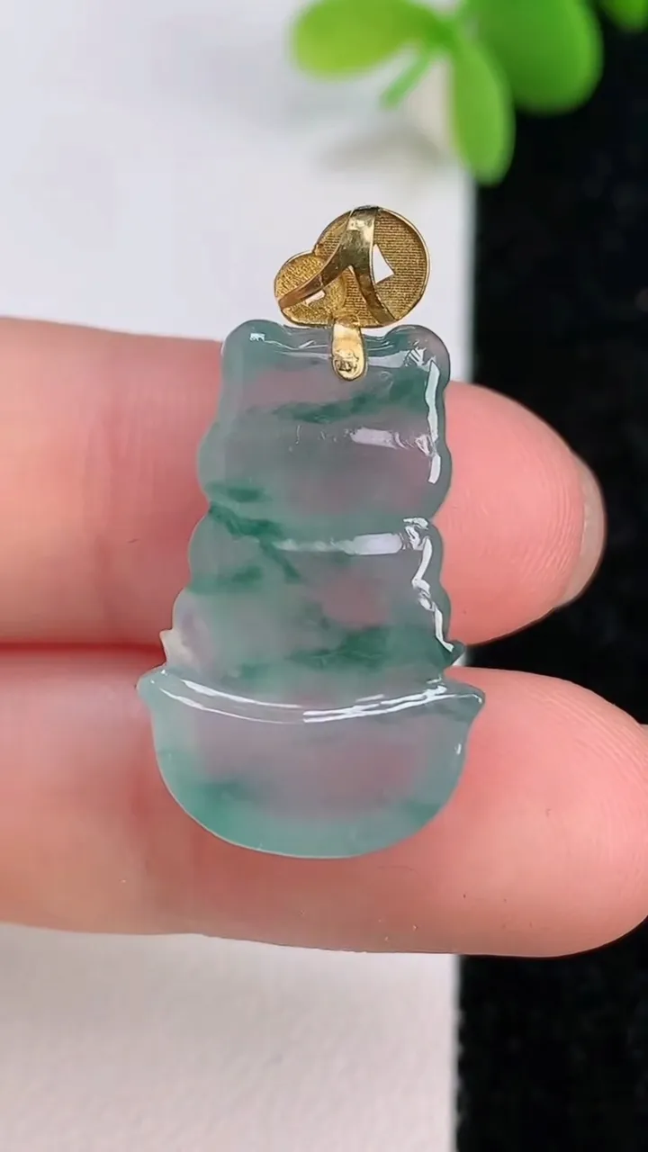 天然A货翡翠种飘花招财猫吊坠，尺寸23-13.2-6.2，重量:4.31g
7月14日