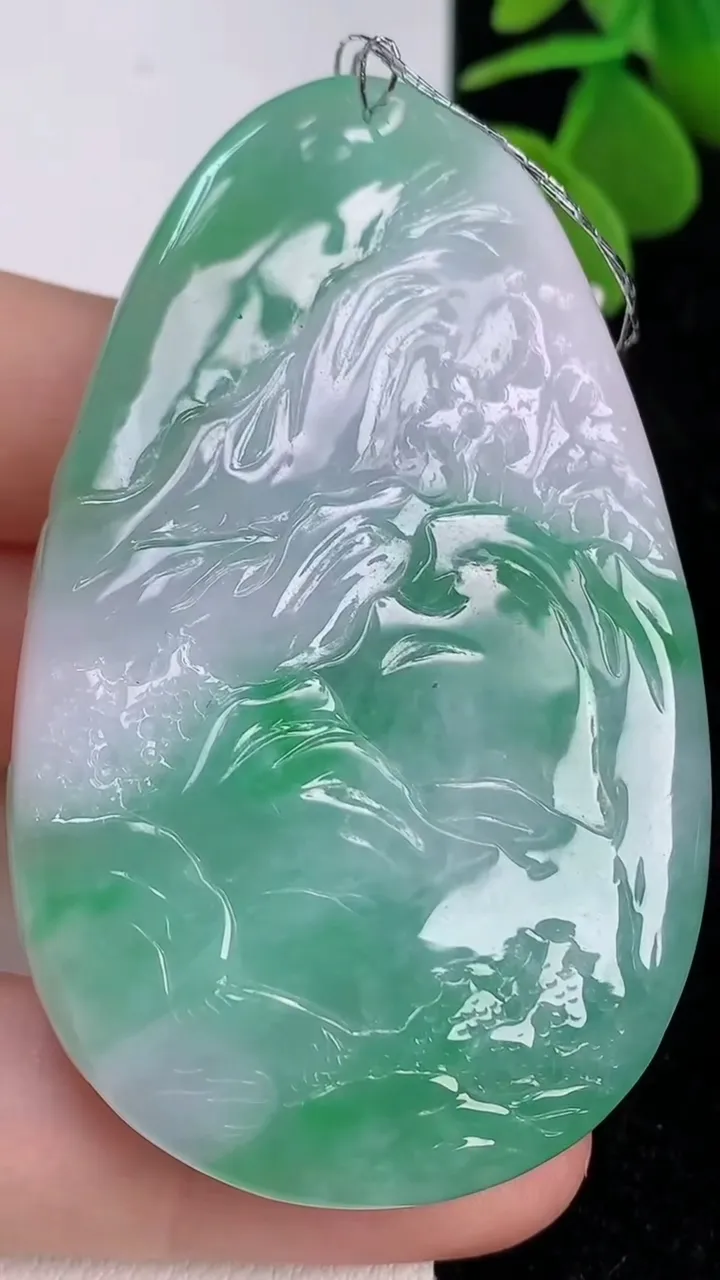 天然A货翡翠山水牌吊坠，尺寸62-39-12.7，重量:60.69g
7月14日