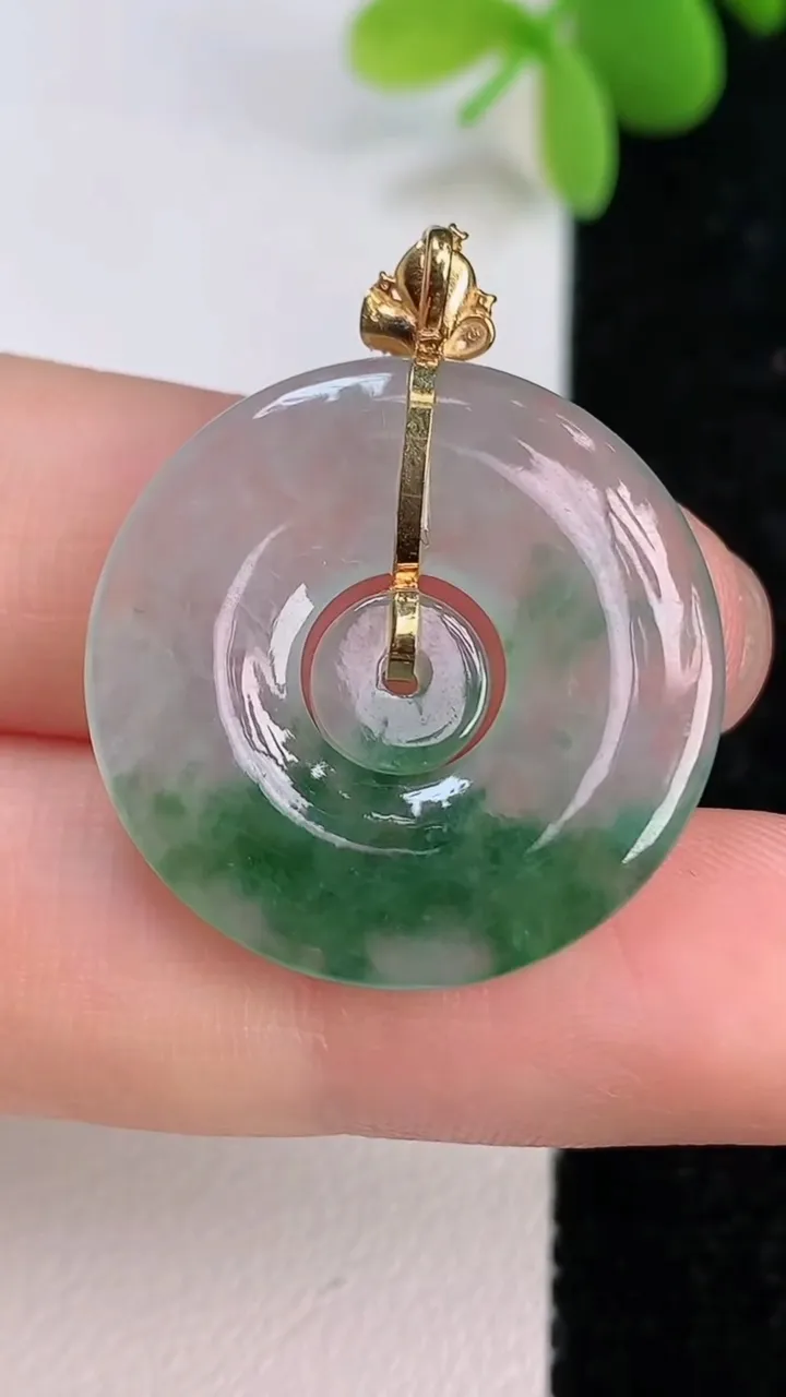 天然A货翡翠18k金飘花母子平安扣吊坠，尺寸24.6-3，重量:4.09g
7月14日