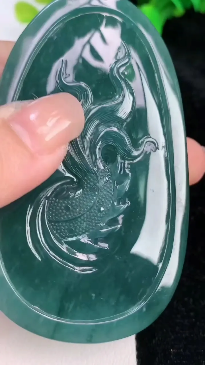 天然A货翡翠蓝水龙牌吊坠，尺寸79.3-47.6-20，重:106.35g
7月14日