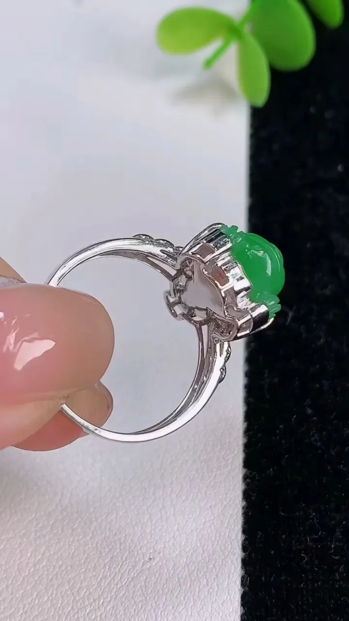 天然A货翡翠金蟾戒指，尺寸20-6.8-11.7，重量:4.30g2025年7月14日
工厂直销收藏佳品,种好水足，色泽均匀，有种有色，上手高大气！