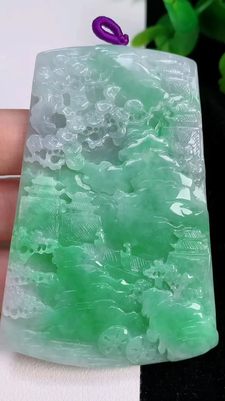 天然A货翡翠山水牌吊坠，尺寸77-53-5.9，重量:51.55g
7月14日