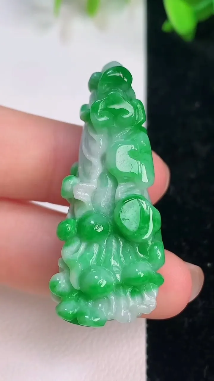 天然A货翡翠白菜吊坠，尺寸45.4-18.6-11.2，重量:14.18g
7月14日