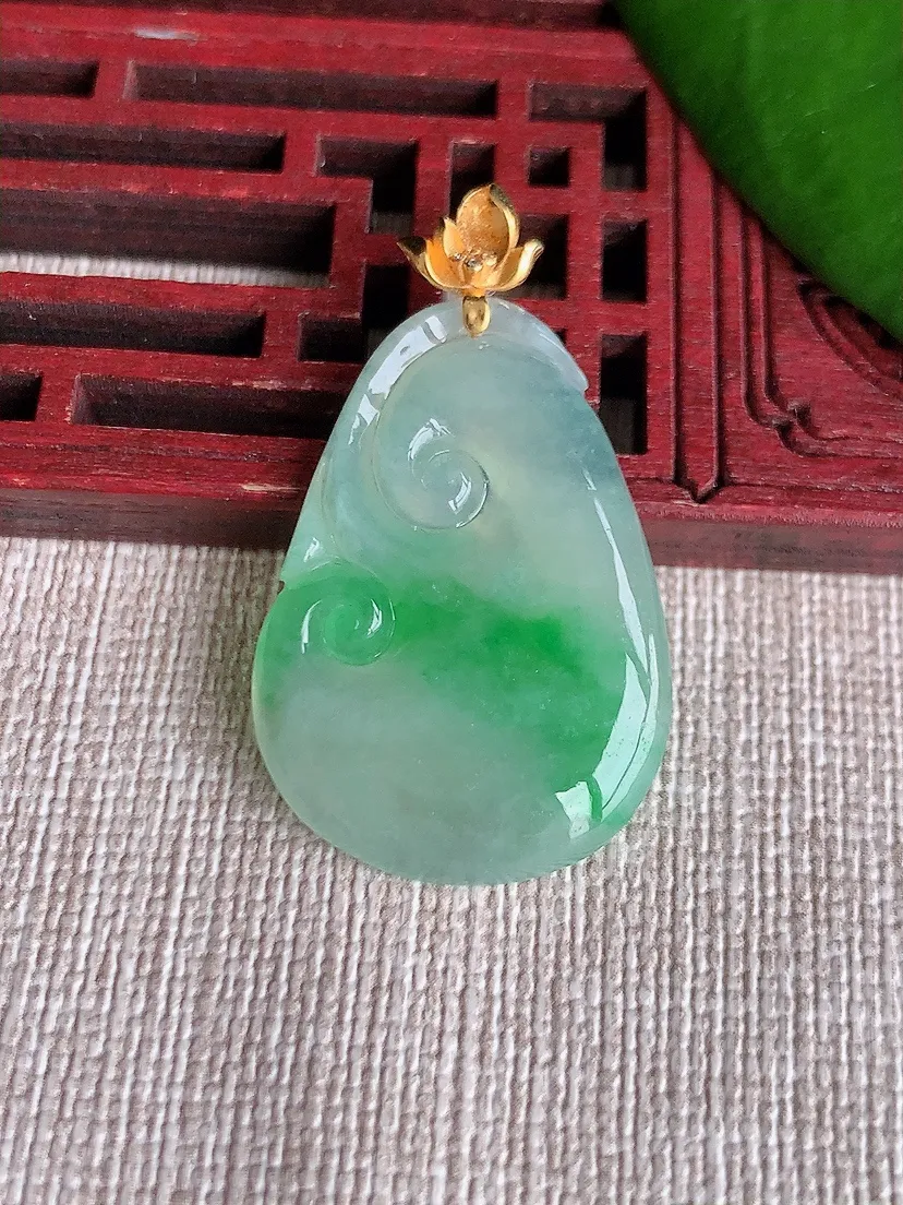 天然A货翡翠18K飘绿如意吊坠尺寸36.8×30×21×3.5m量4.67g 0713