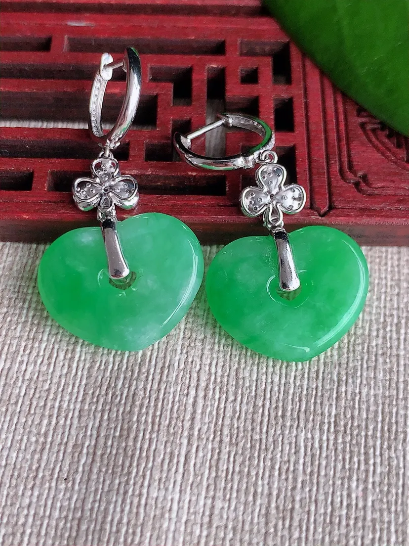 天然A货翡翠18K金伴钻镶嵌阳绿爱心耳坠 尺寸15×19×3mm 重量7.17g 0713