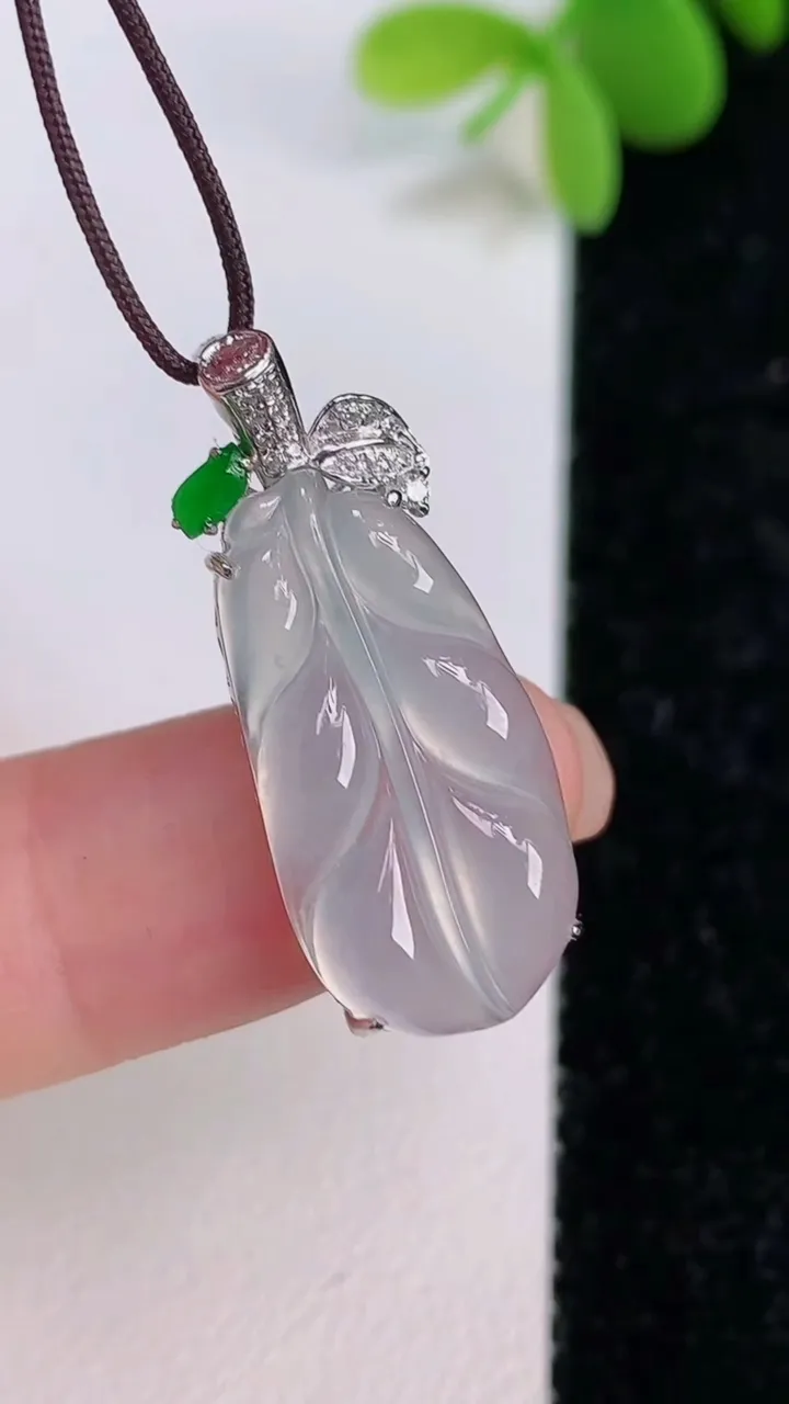 天然A货翡翠种金枝玉叶 叶子吊坠，尺寸21.4-10-5.5，重量:2.63g
7月14日